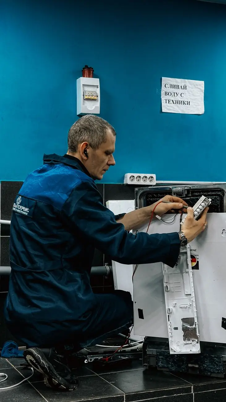 Técnico fazendo diagnóstico elétrico