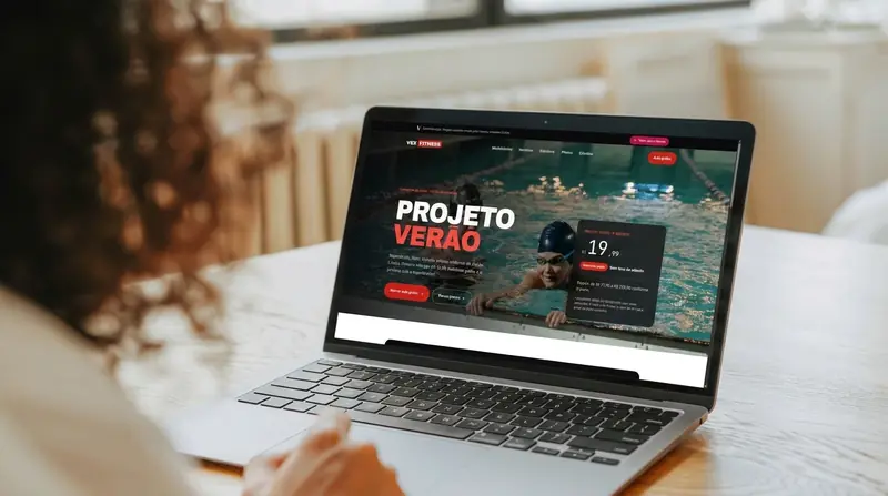 Pessoa acessando no notebook um site feito pela Vexuno